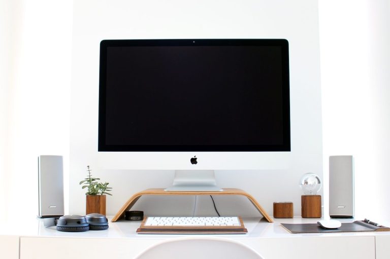 Frontal view of a computer screen, blanc, on a neatly decorated desk